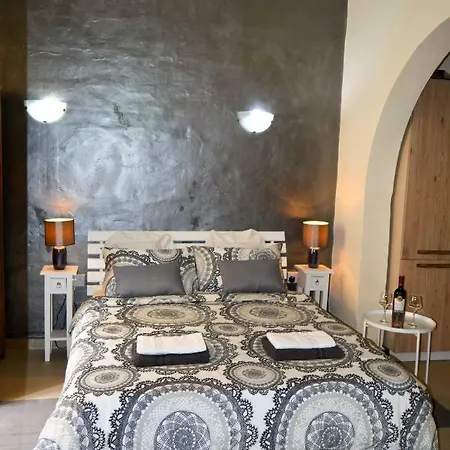 Flatlet In Traditional Maltese Townhouse *