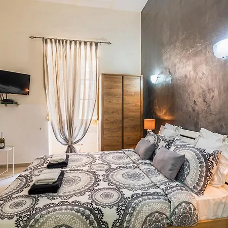 Flatlet In Traditional Maltese Townhouse